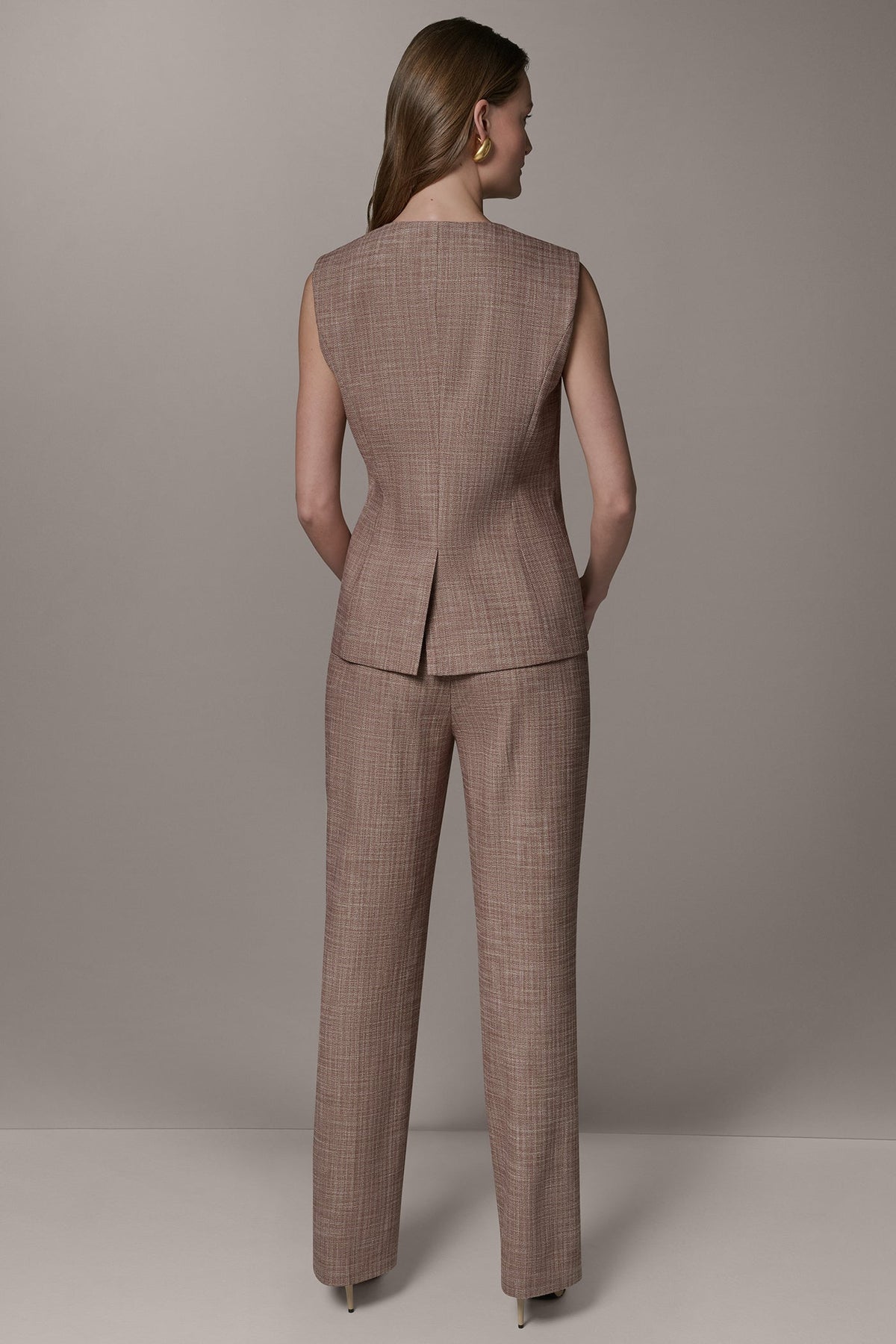 SLEEVELESS SUIT VEST