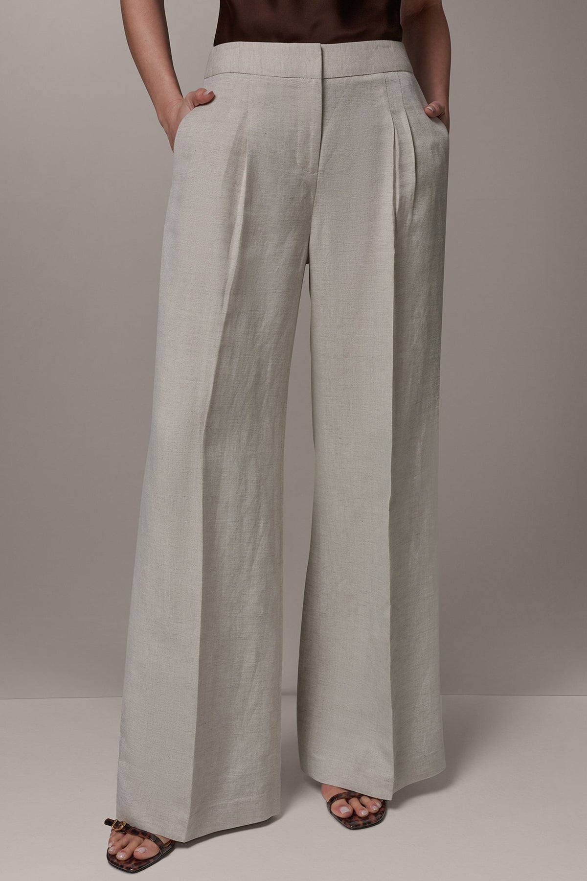 MID-RISE PLEATED WIDE-LEG PANT