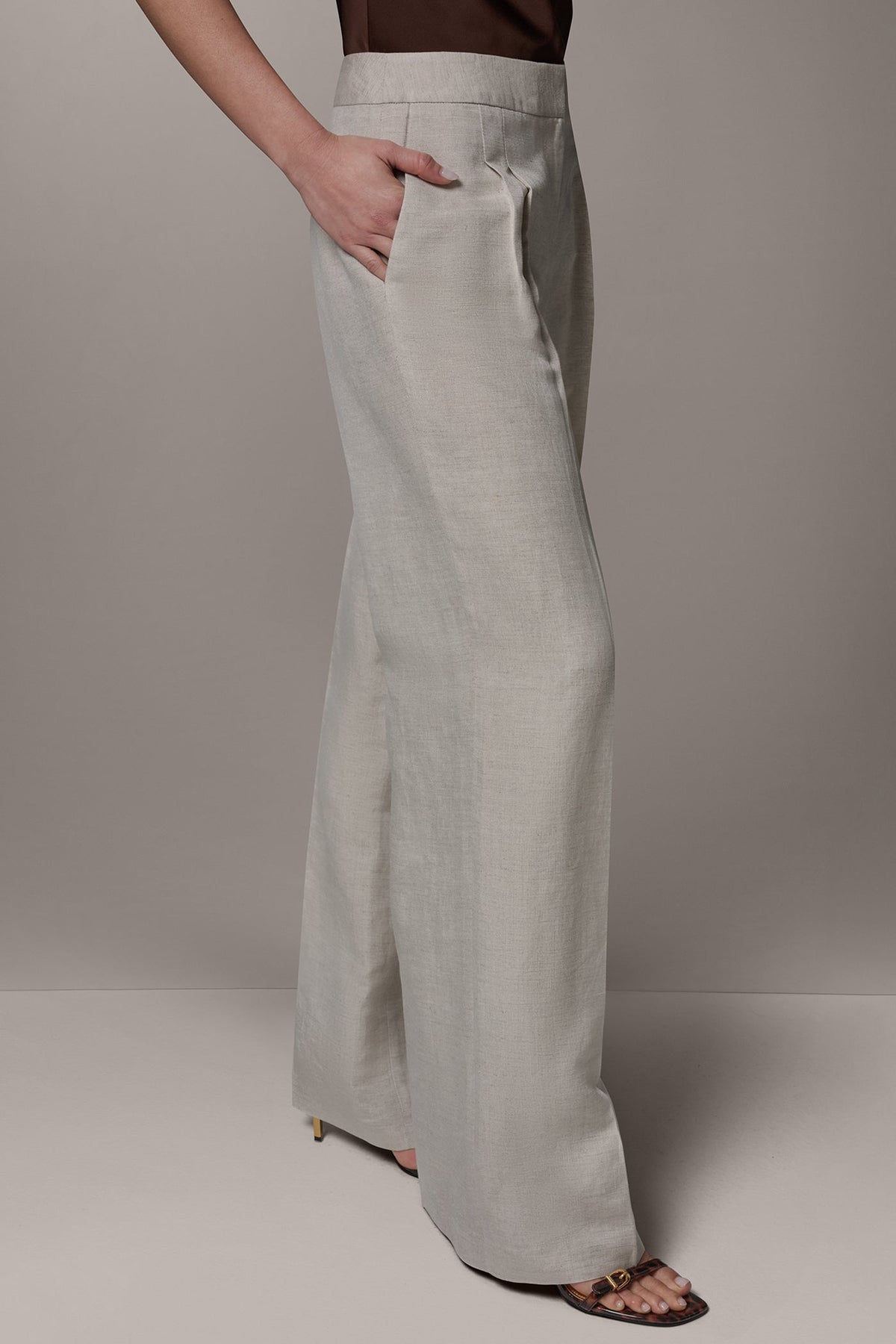 MID-RISE PLEATED WIDE-LEG PANT