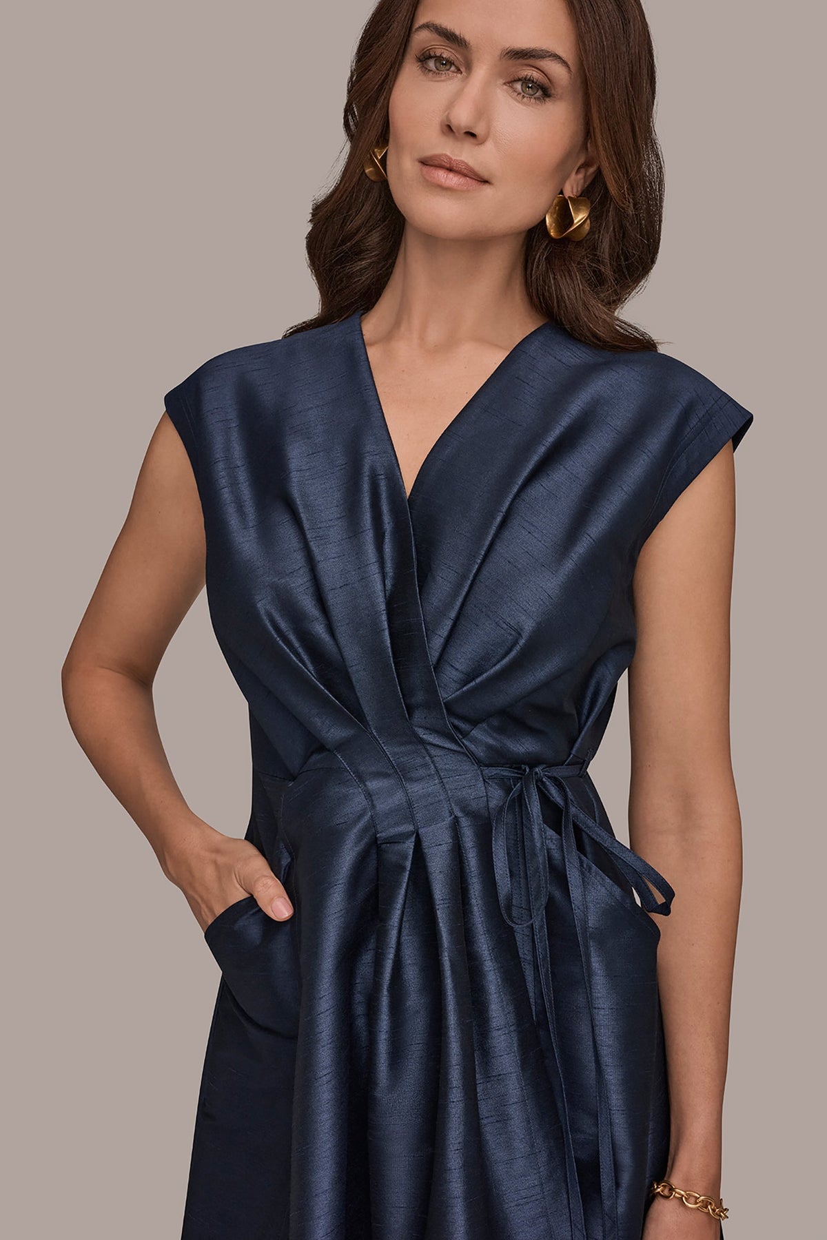 SLEEVELESS PLEATED MIDI WRAP DRESS