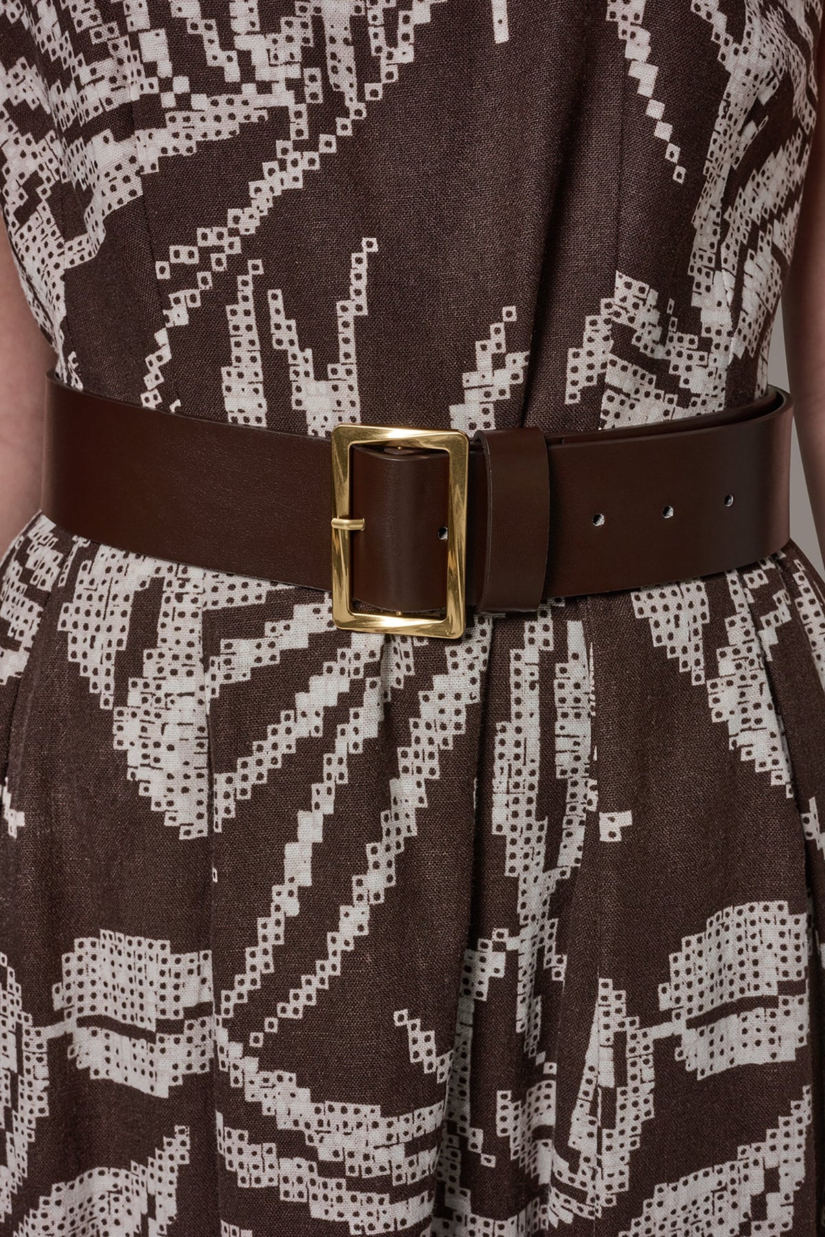 SLEEVELESS SQUARE NECK PRINTED BELTED MIDI FIT AND FLARE DRESS