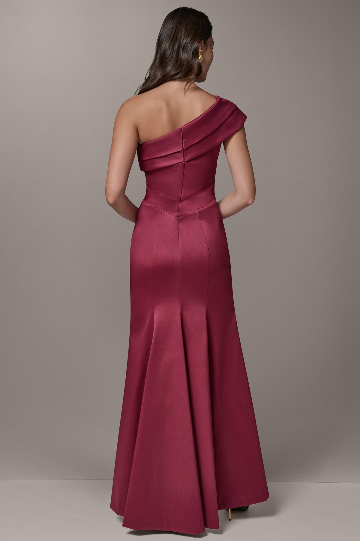 ONE-SHOULDER GOWN
