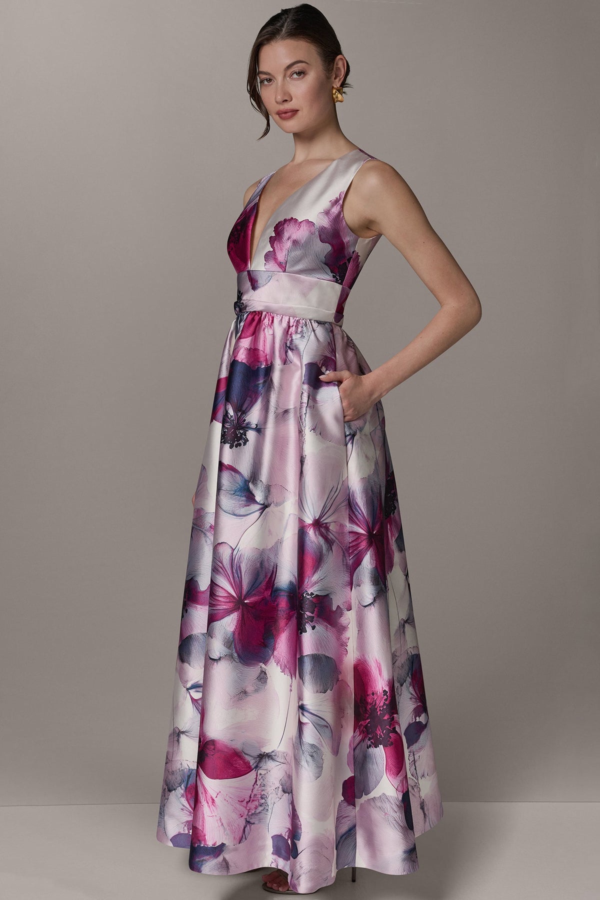 SLEEVELESS FIT AND FLARE GOWN