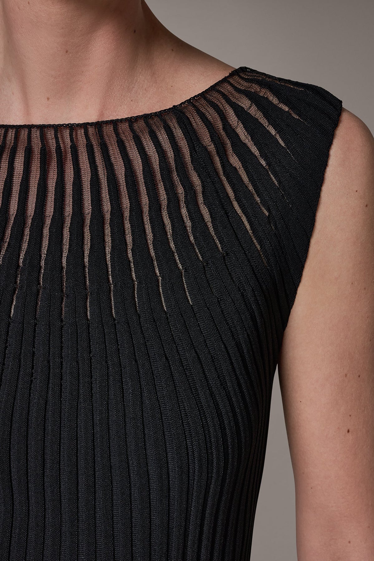 RIBBED SLEEVLESS SWEATER