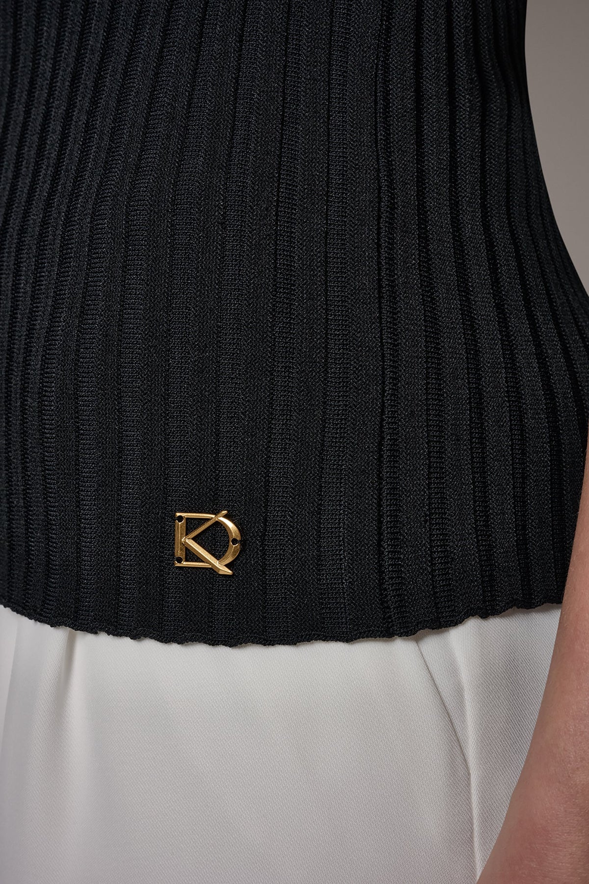 RIBBED SLEEVLESS SWEATER