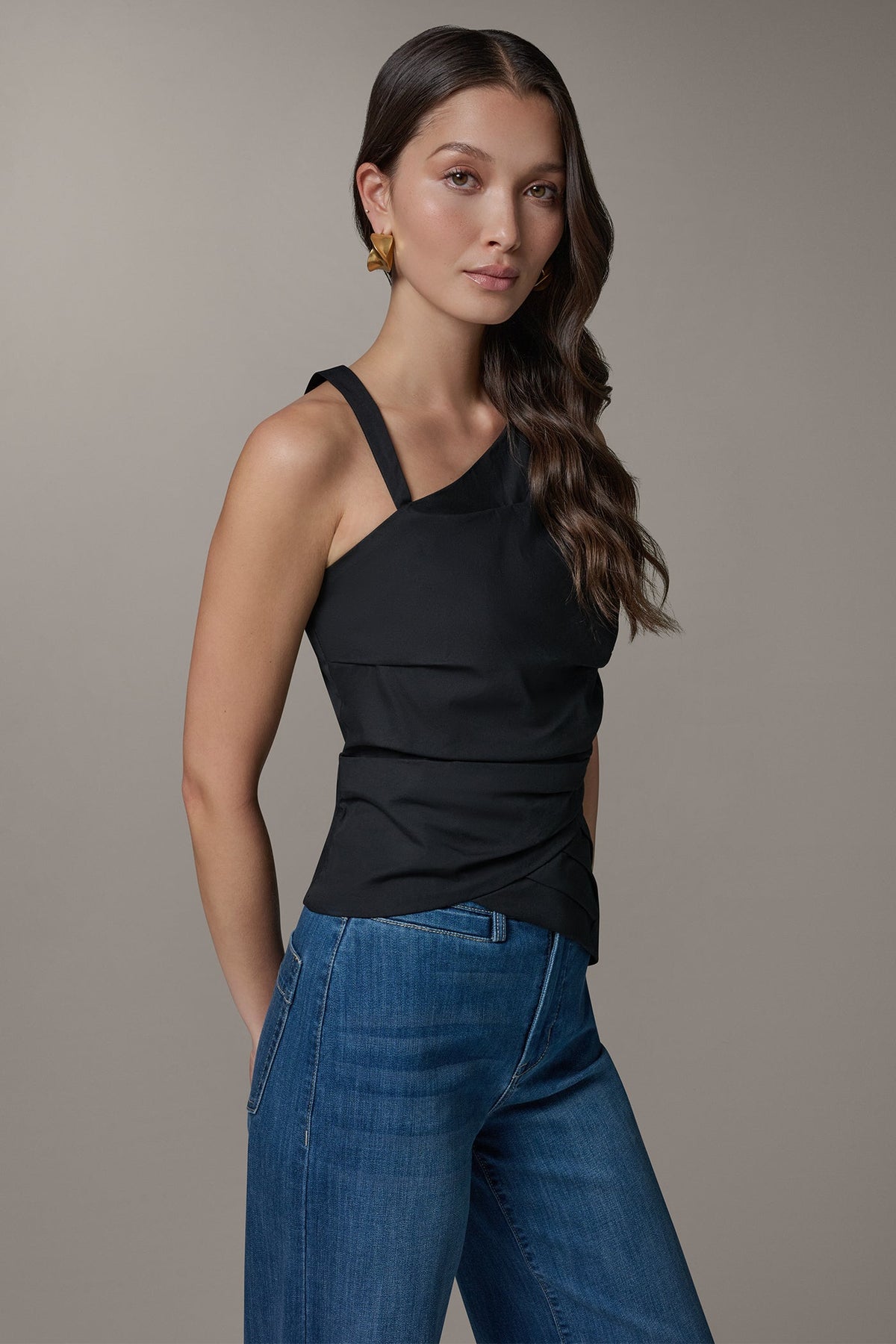 SLEEVELESS ASYMMETRIC BLOUSE