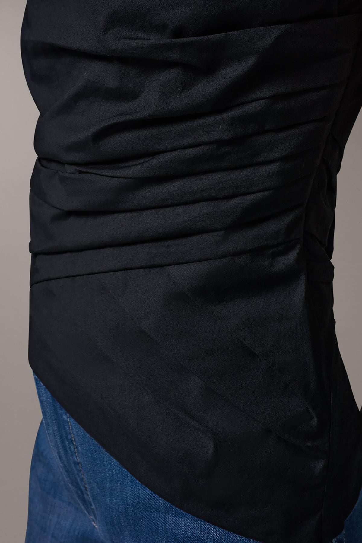 SLEEVELESS ASYMMETRIC BLOUSE
