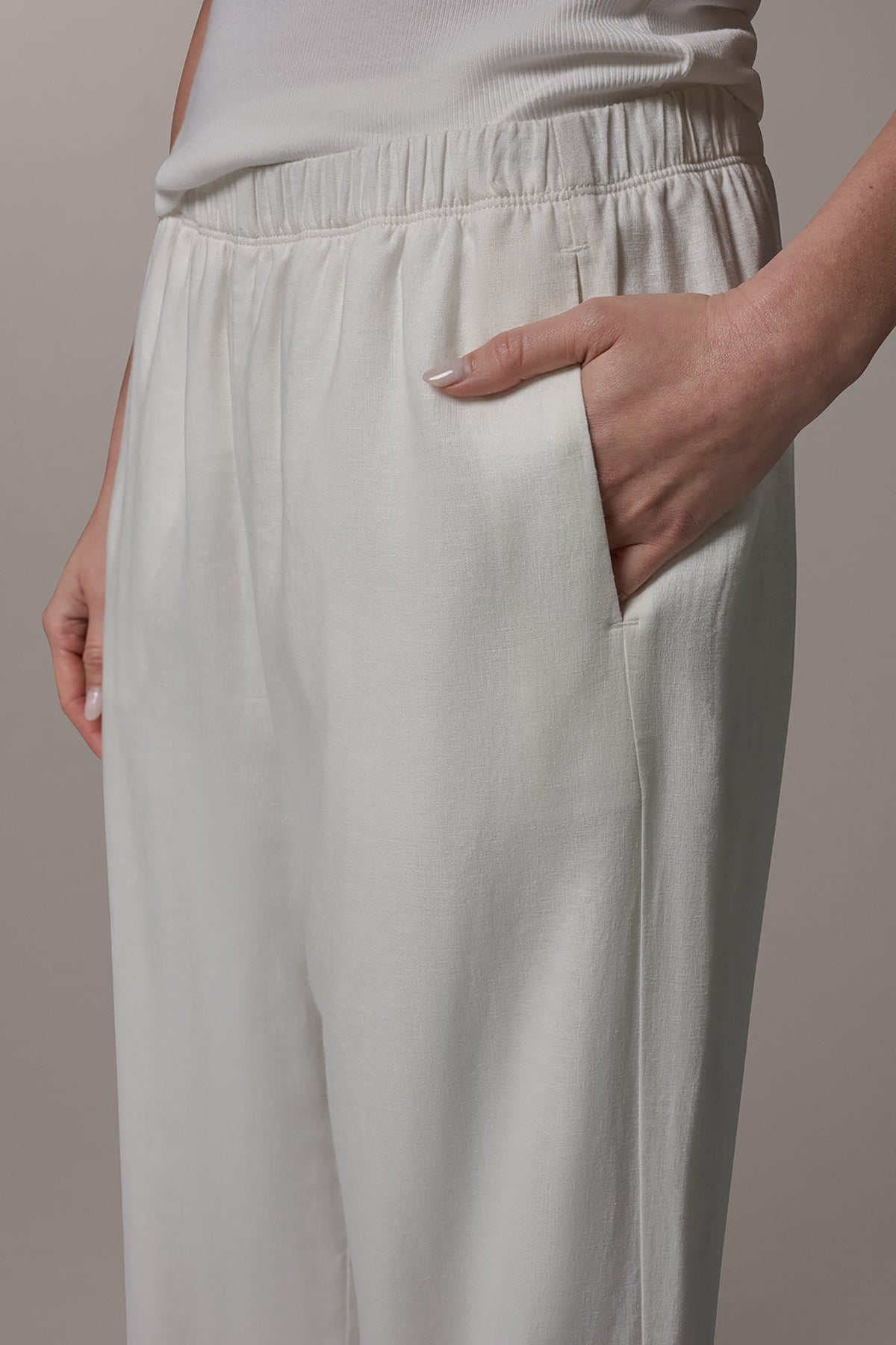 MID-RISE STRAIGHT-LEG ANKLE PANT