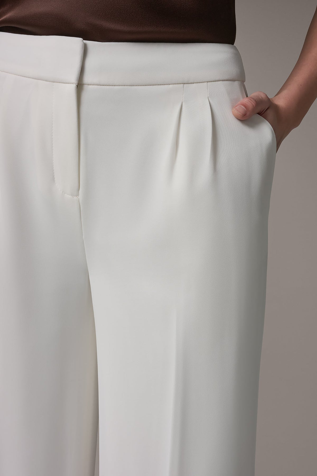 MID-RISE PLEATED WIDE-LEG PANT