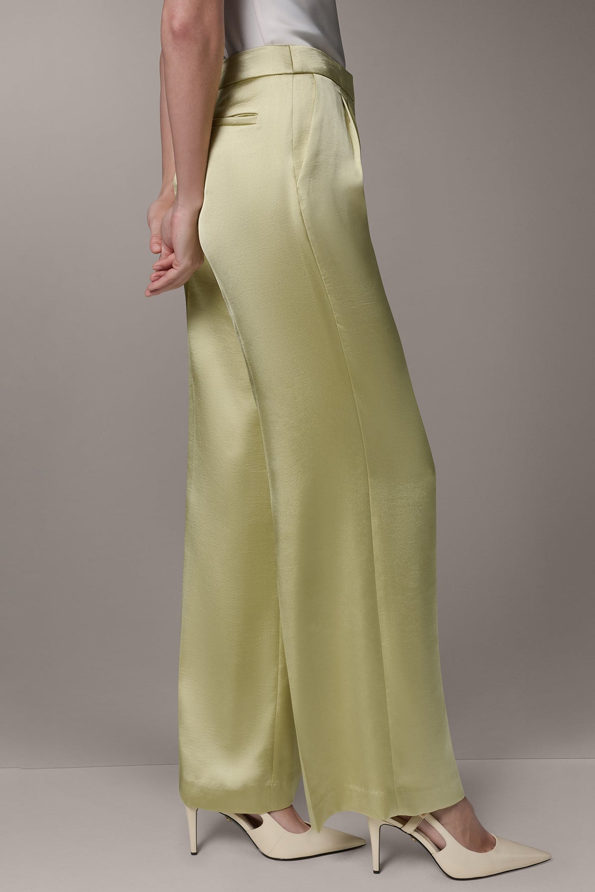MID-RISE PLEATED WIDE-LEG PANT