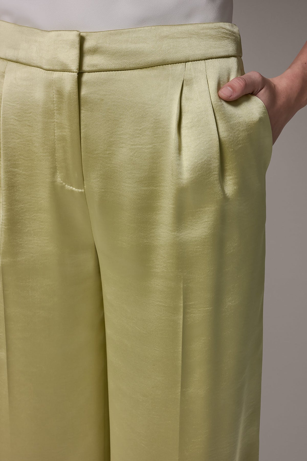 MID-RISE PLEATED WIDE-LEG PANT