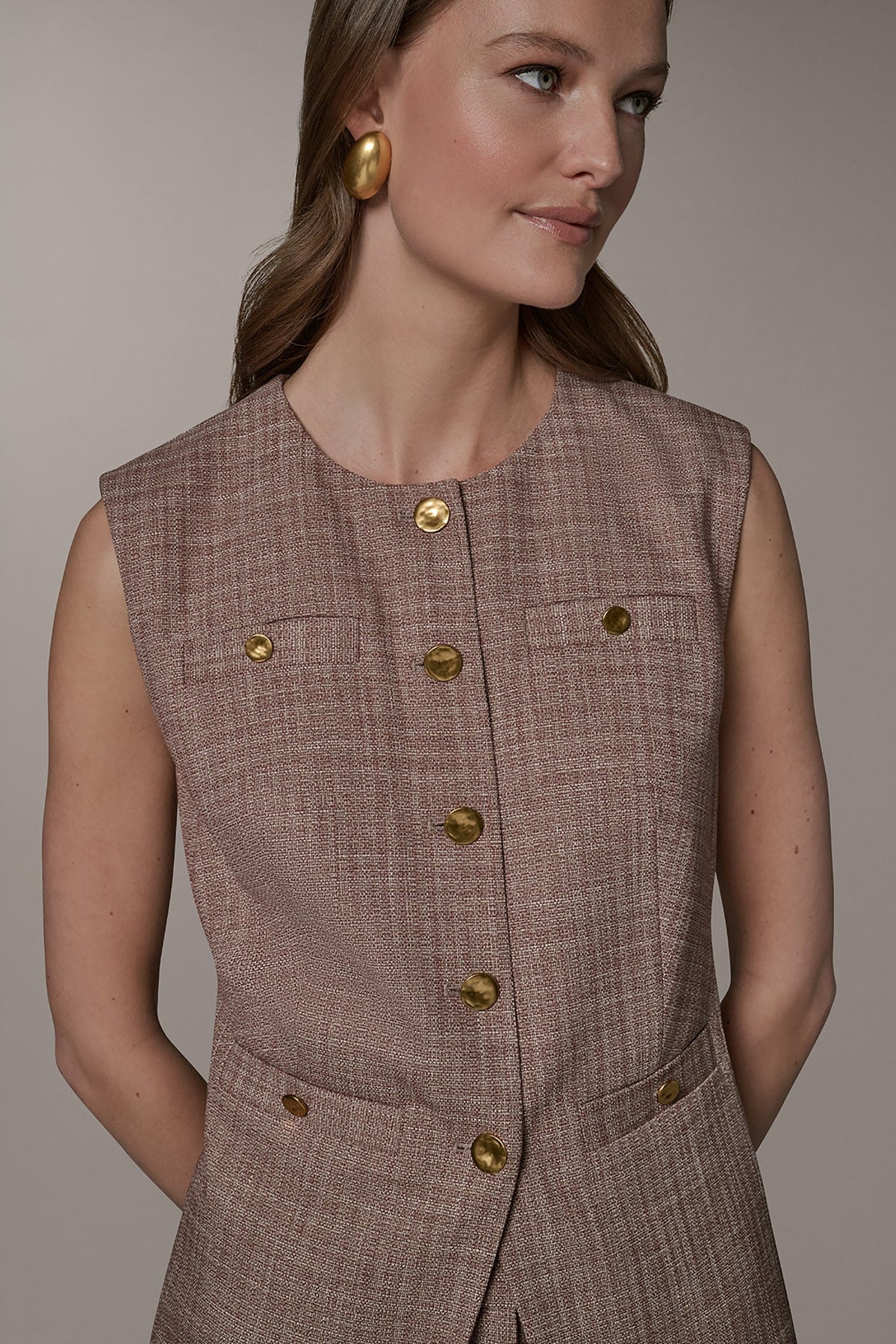 SLEEVELESS SUIT VEST