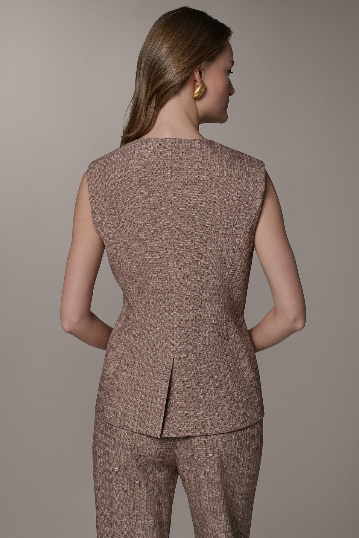 SLEEVELESS SUIT VEST