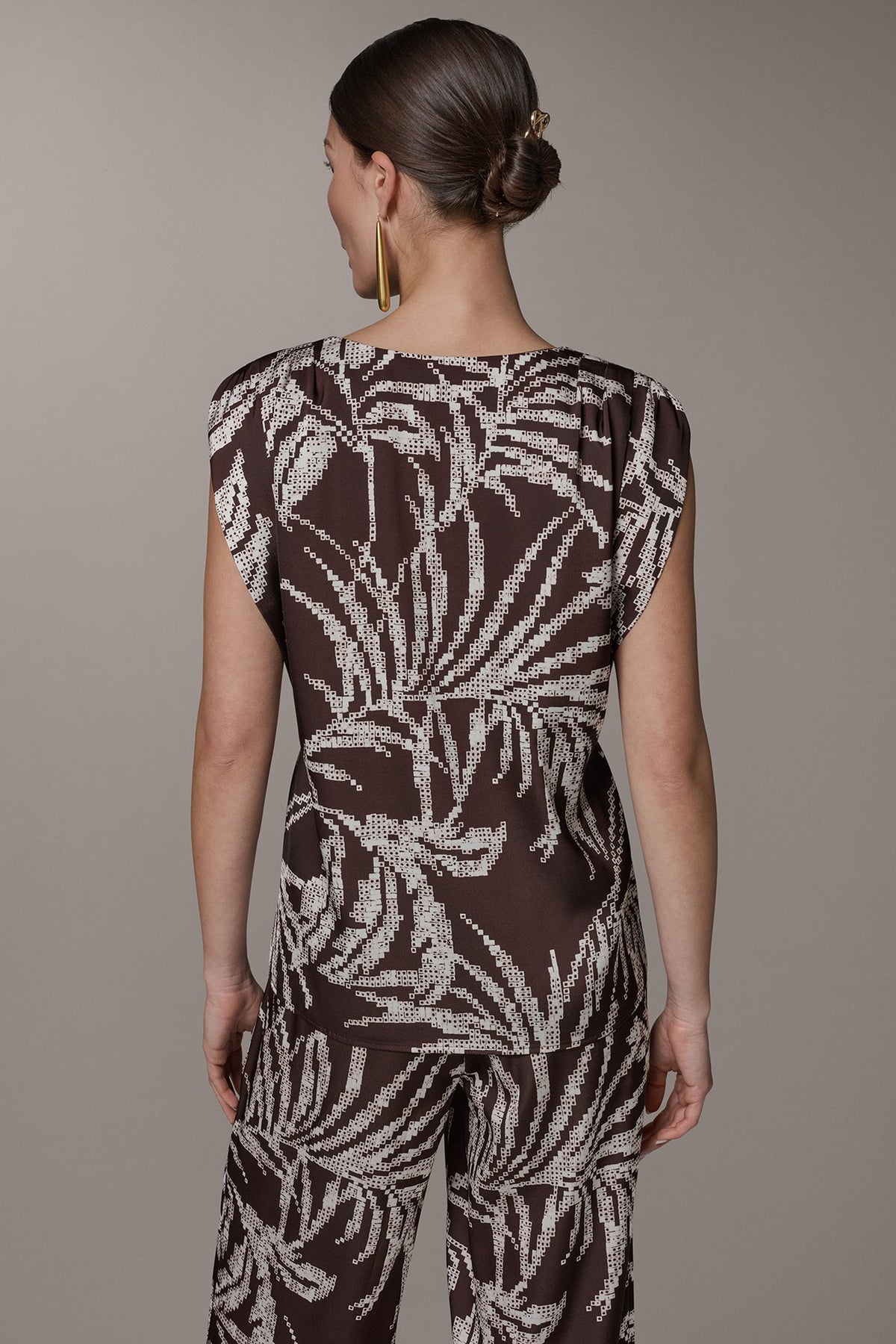 SLEEVELESS EXTENDED SHOULDER TOP