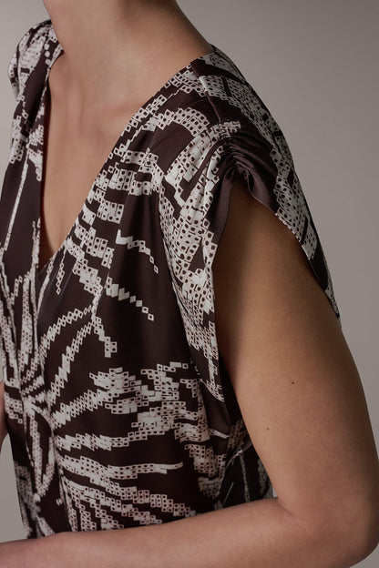 SLEEVELESS EXTENDED SHOULDER TOP