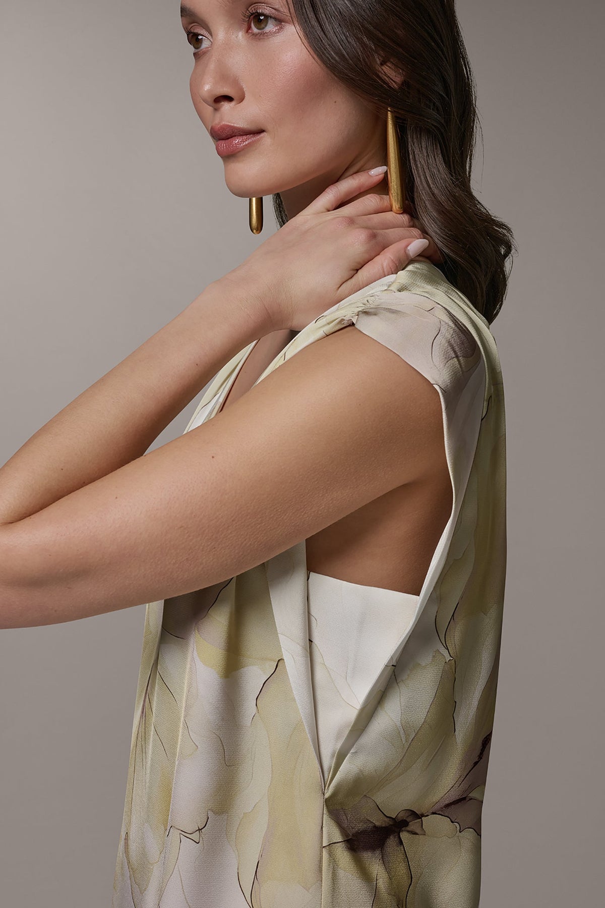 SLEEVELESS EXTENDED SHOULDER TOP