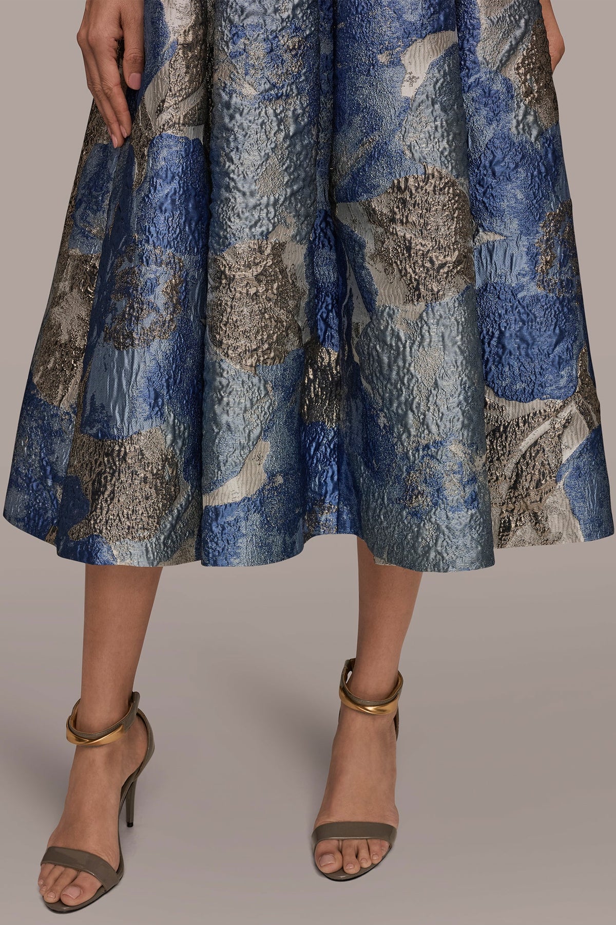 METALLIC FLORAL-JACQUARD SLEEVELESS MIDI GOWN