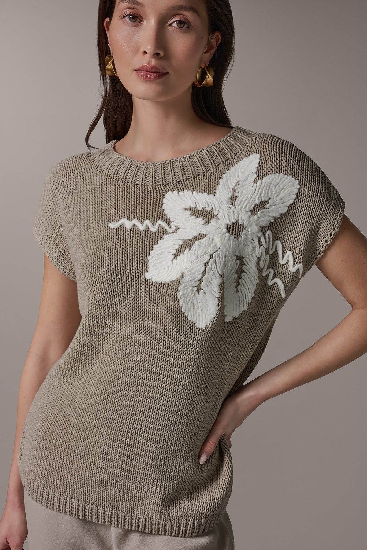 SLEEVELESS FLORAL SWEATER