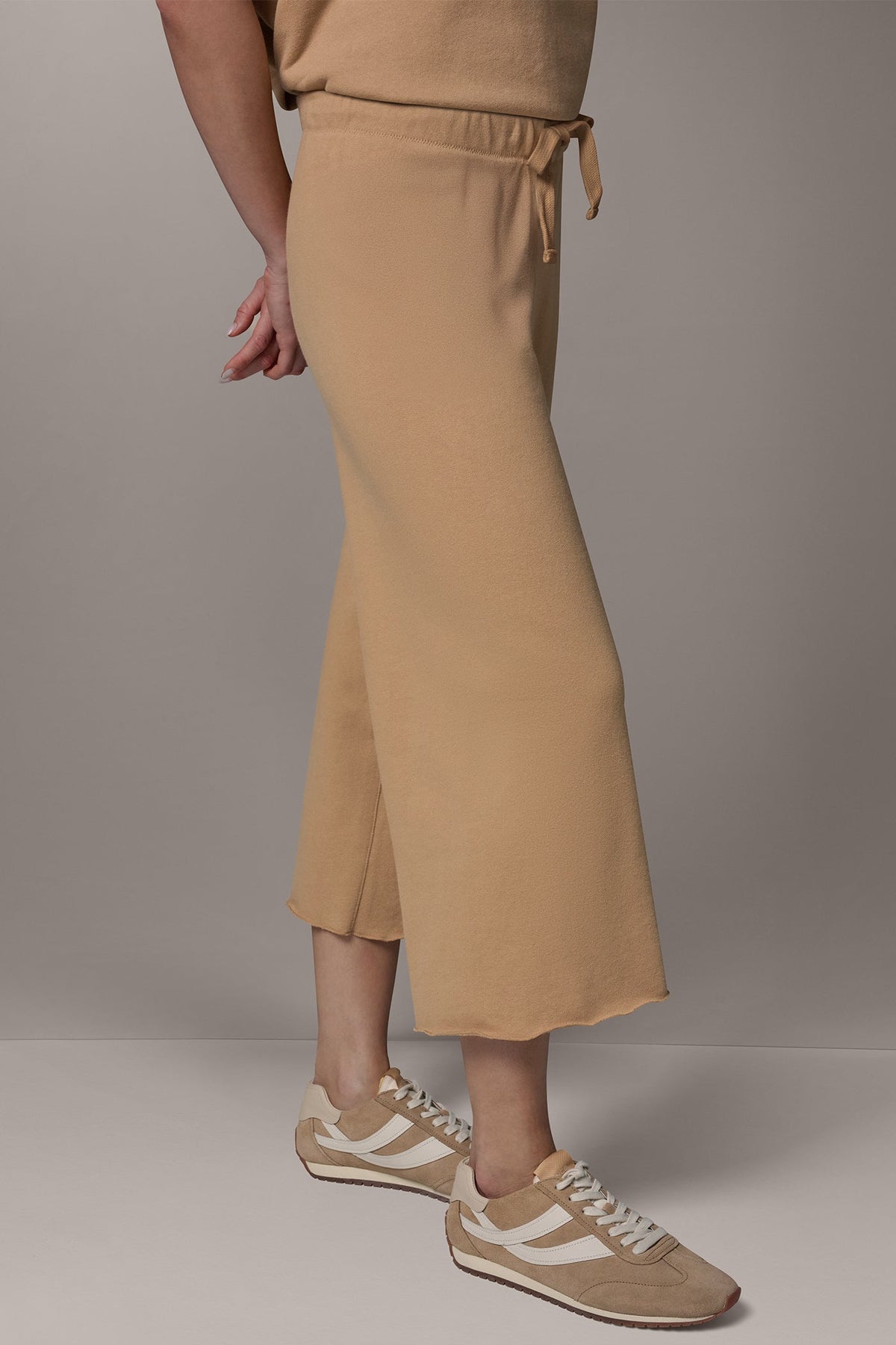 MID-RISE STRAIGHT-LEG CAPRI PANT