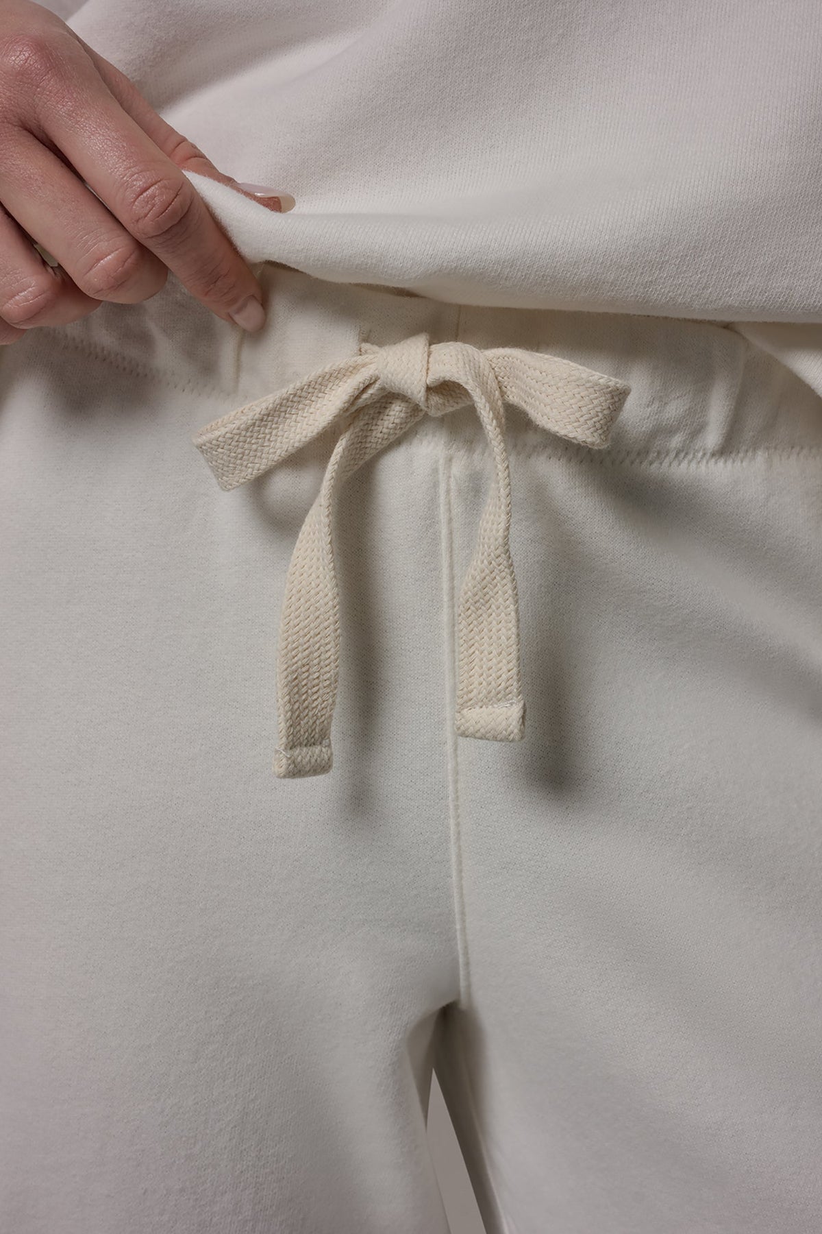 MID-RISE STRAIGHT-LEG CAPRI PANT