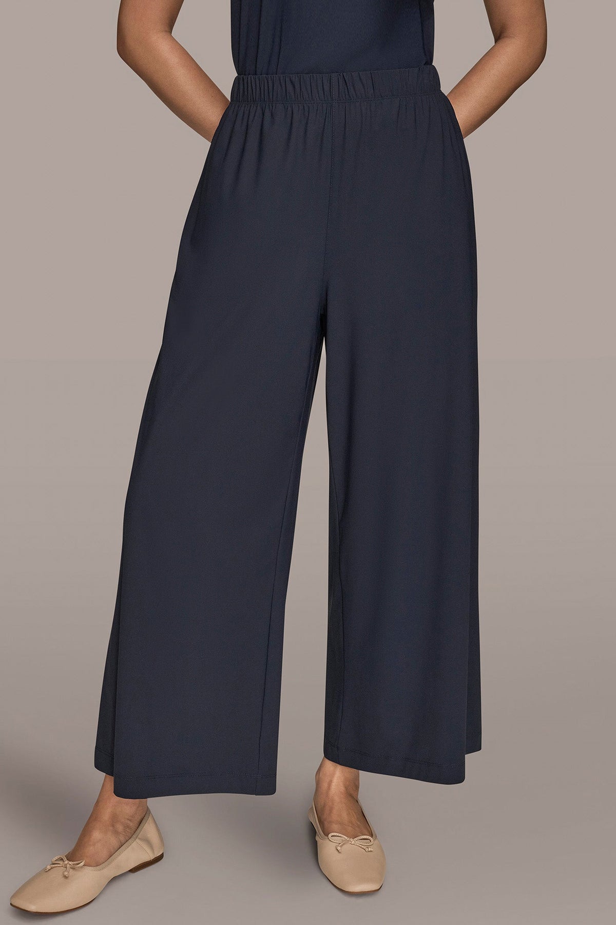 THE MODERN TRAVEL MID-RISE RELAXED ANKLE PANT