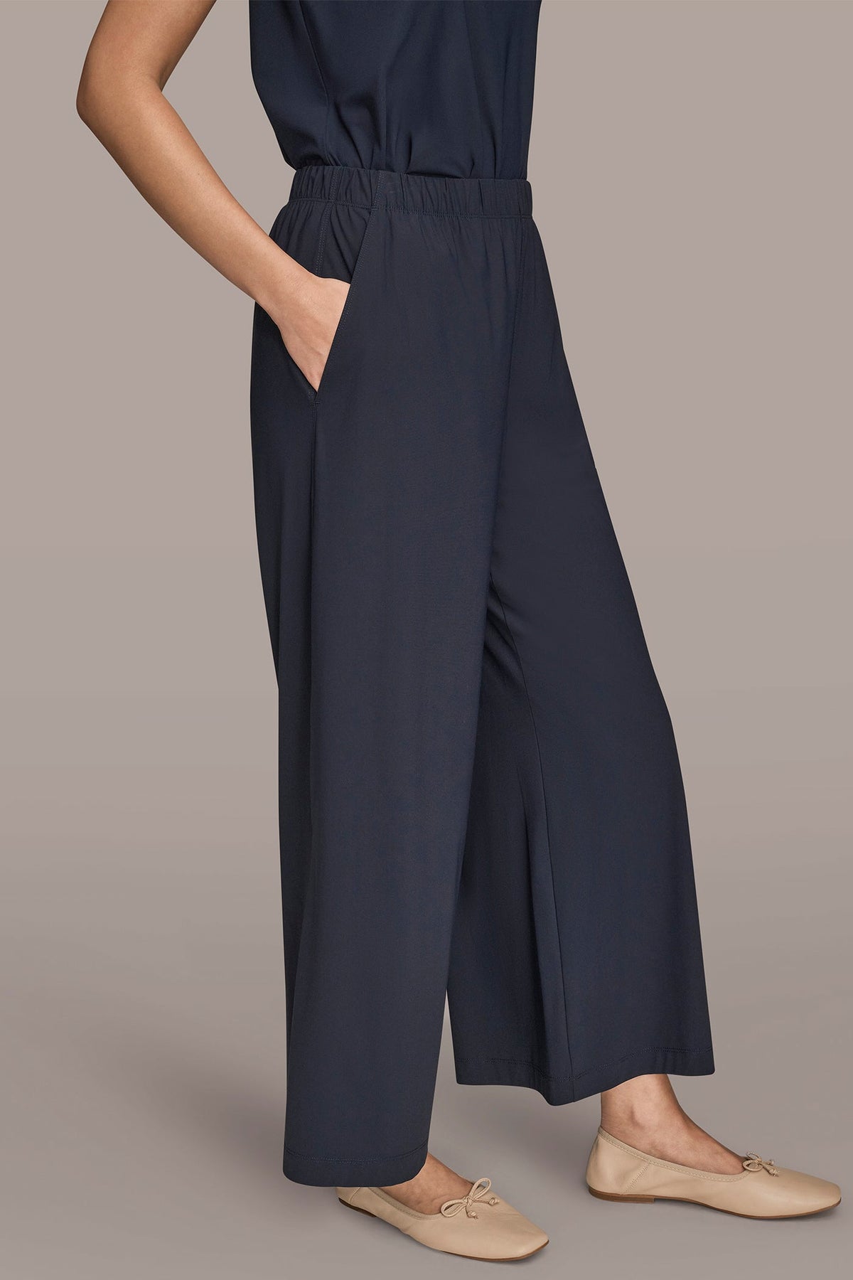 THE MODERN TRAVEL MID-RISE RELAXED ANKLE PANT