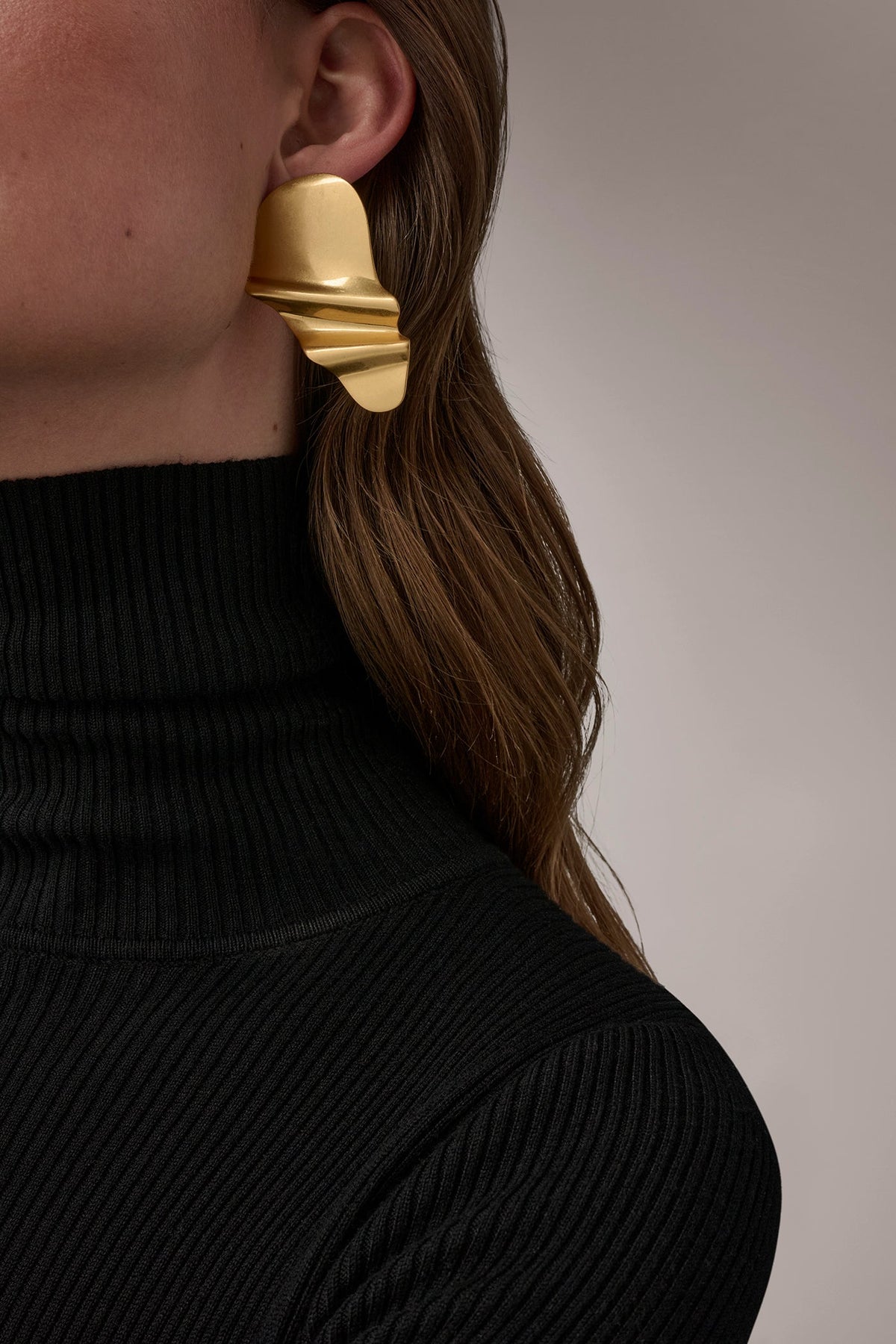 OVERSIZED TWISTED STUD EARRING