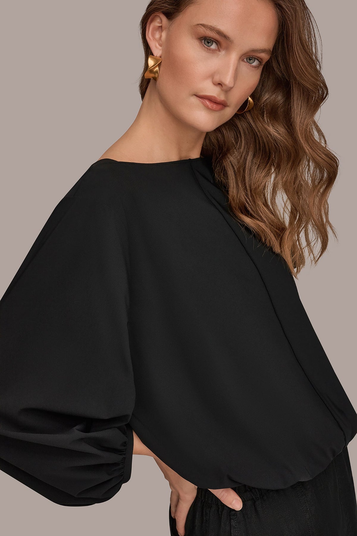 THE MODERN TRAVEL BALLOON SLEEVE BLOUSE