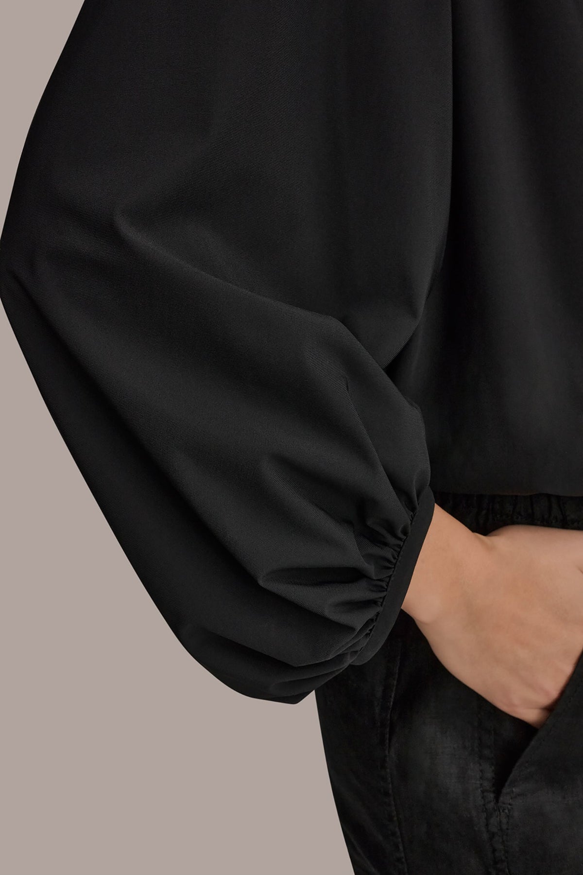 THE MODERN TRAVEL BALLOON SLEEVE BLOUSE