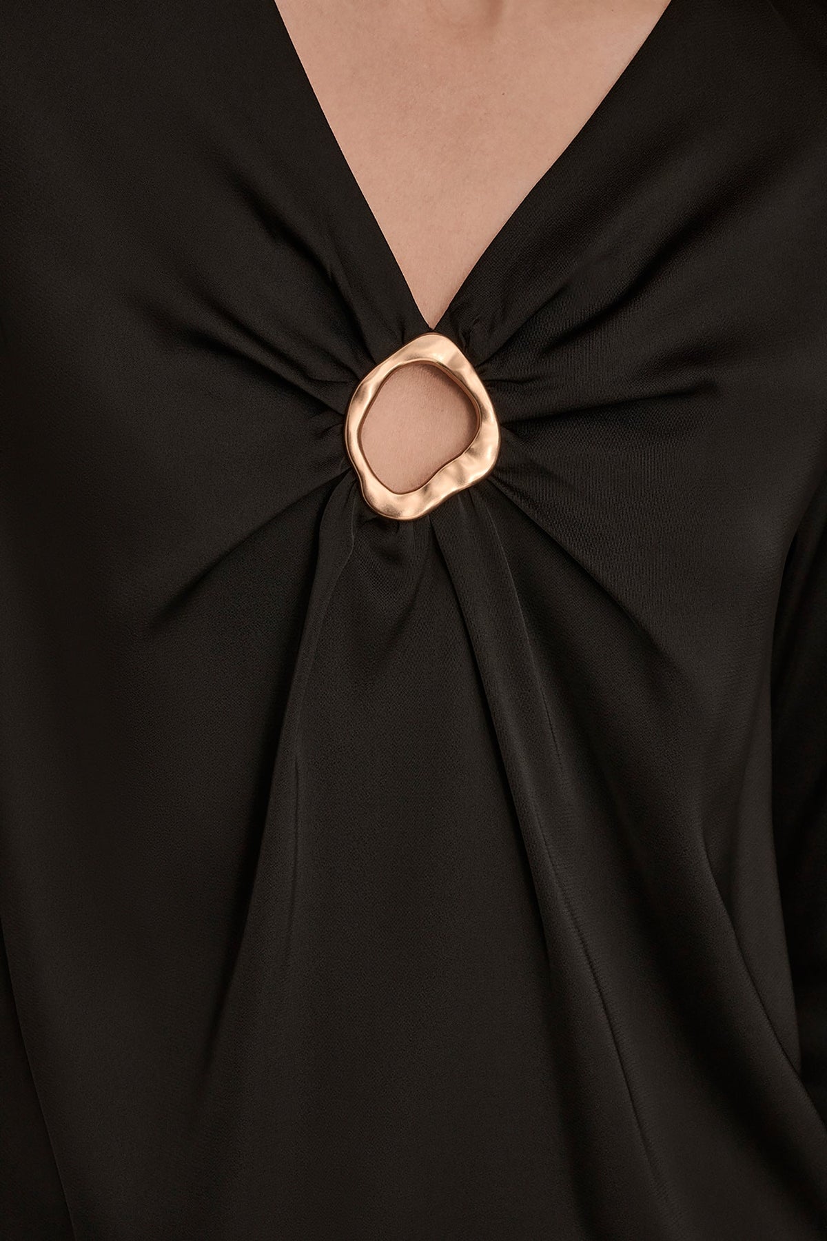 LONG SLEEVE RING V-NECK BLOUSE