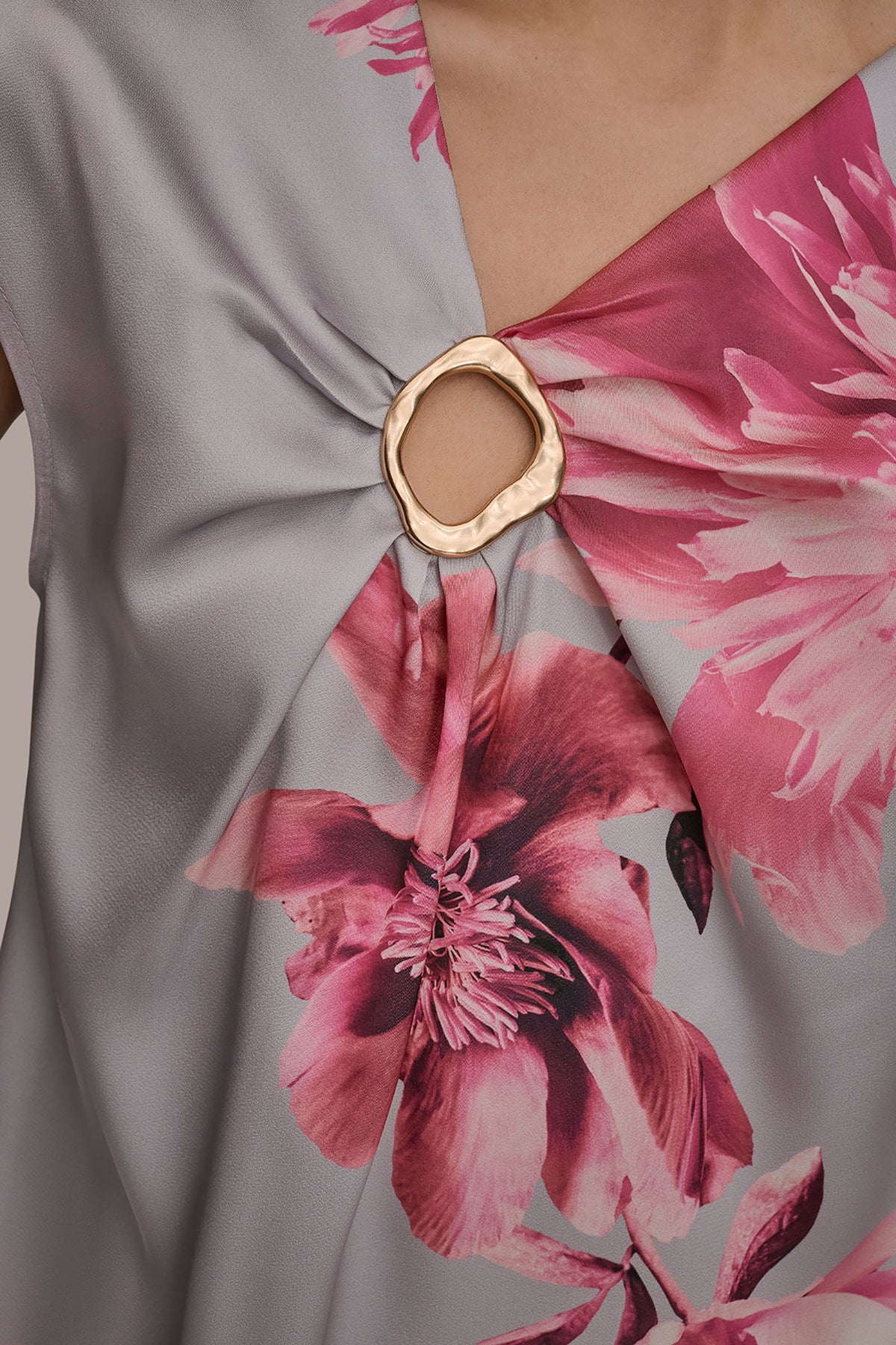 CIRCLE KEYHOLE BLOUSE