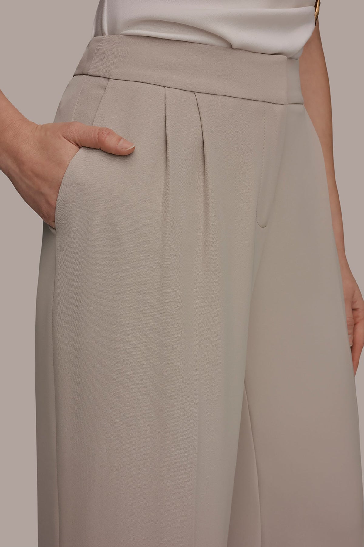 MID-RISE PLEATED WIDE-LEG SUIT PANT