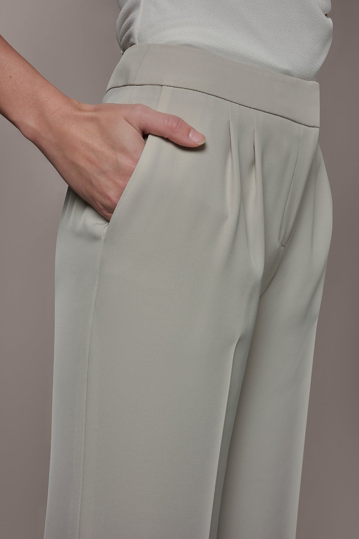 MID-RISE PLEATED WIDE-LEG SUIT PANT