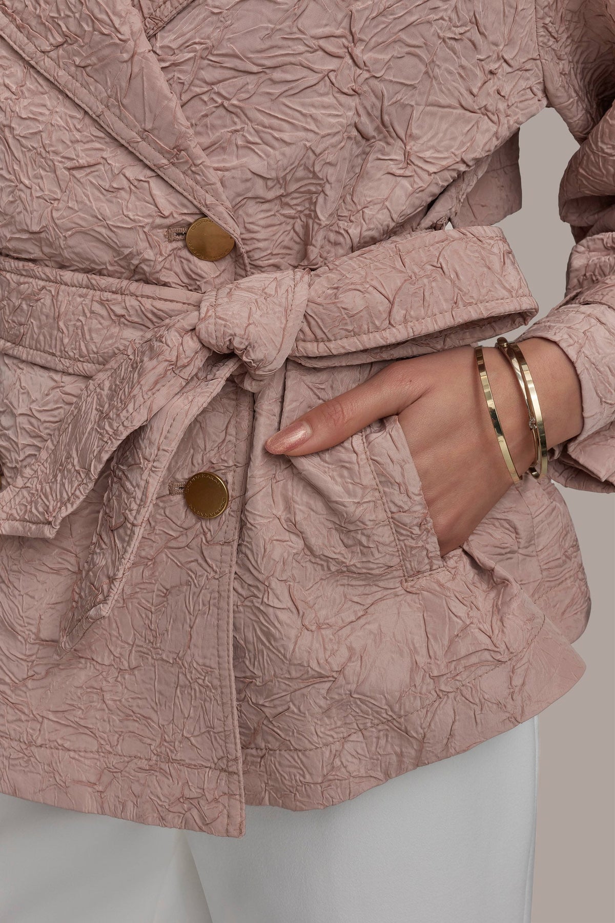 TEXT BUTTON JACKET WITH TIE