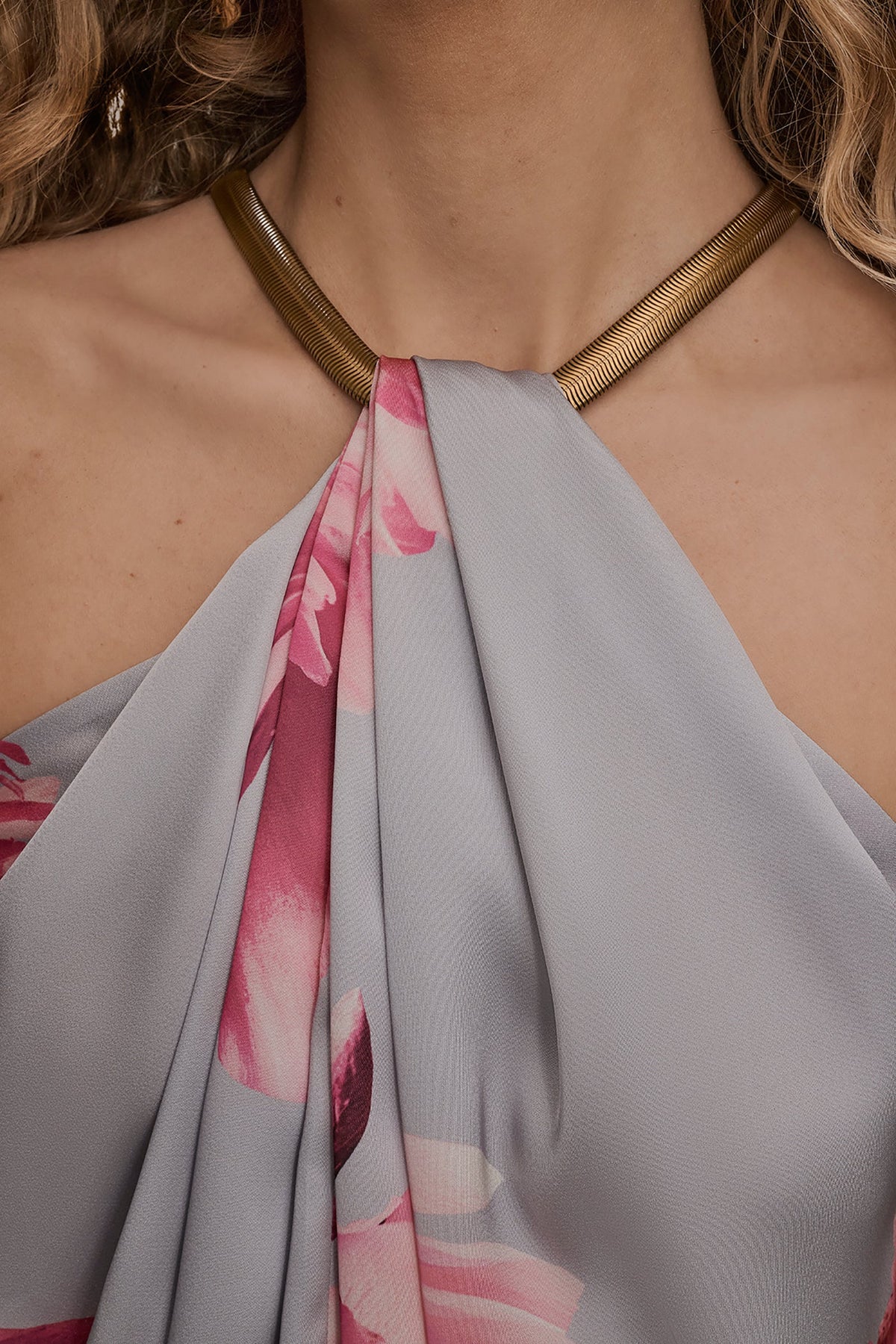 FLORAL TWIST-NECK HALTER BLOUSE