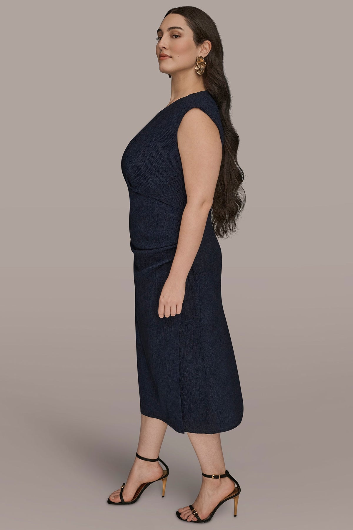 CRINKLED SLEEVELESS RUCHED MIDI DRESS