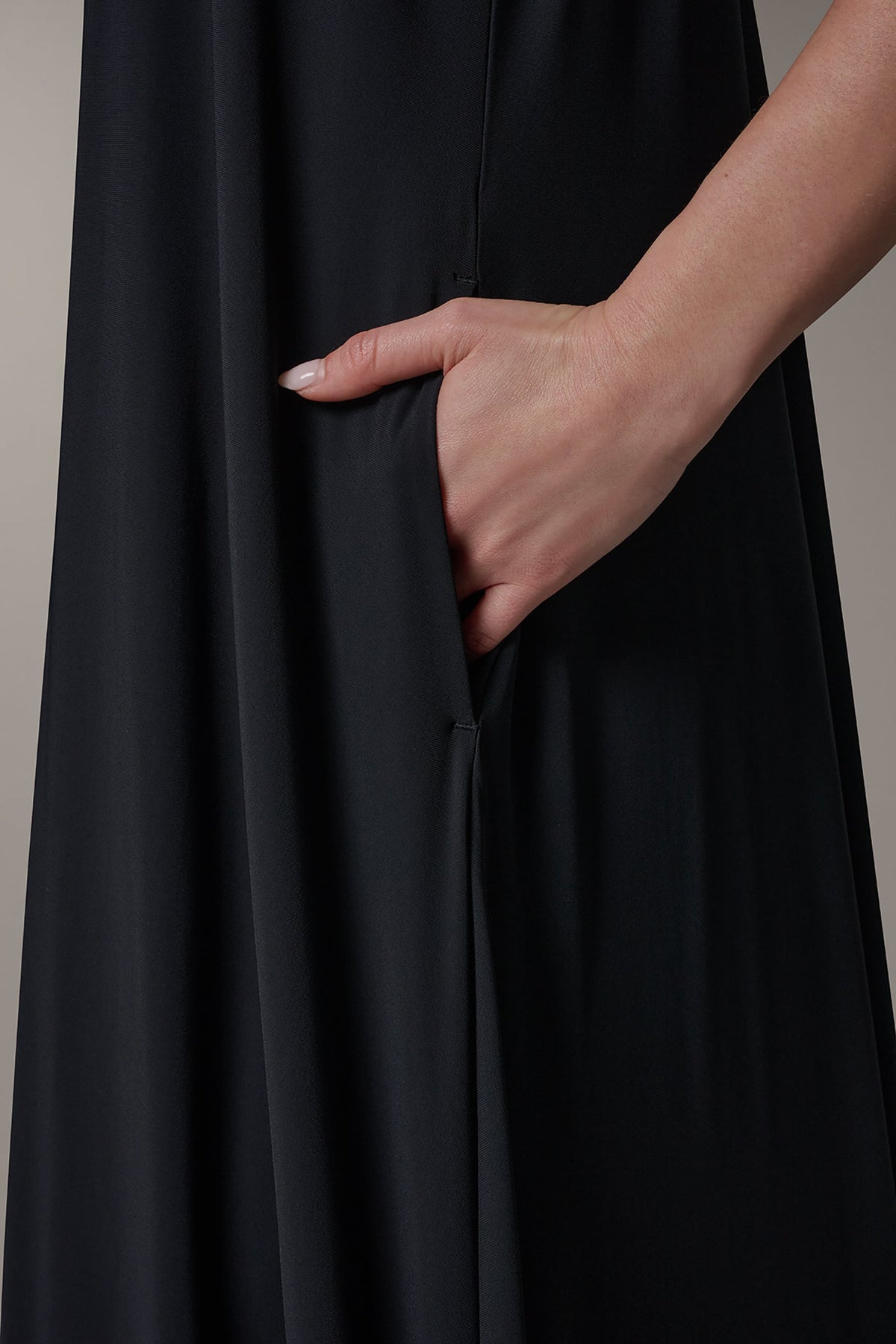 SLEEVELESS MIDI TRAPEZE DRESS