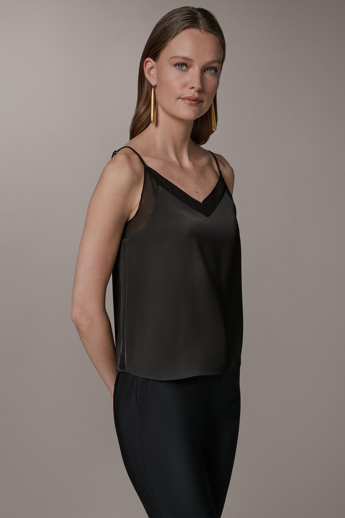 SLEEVELESS V-NECK CAMI