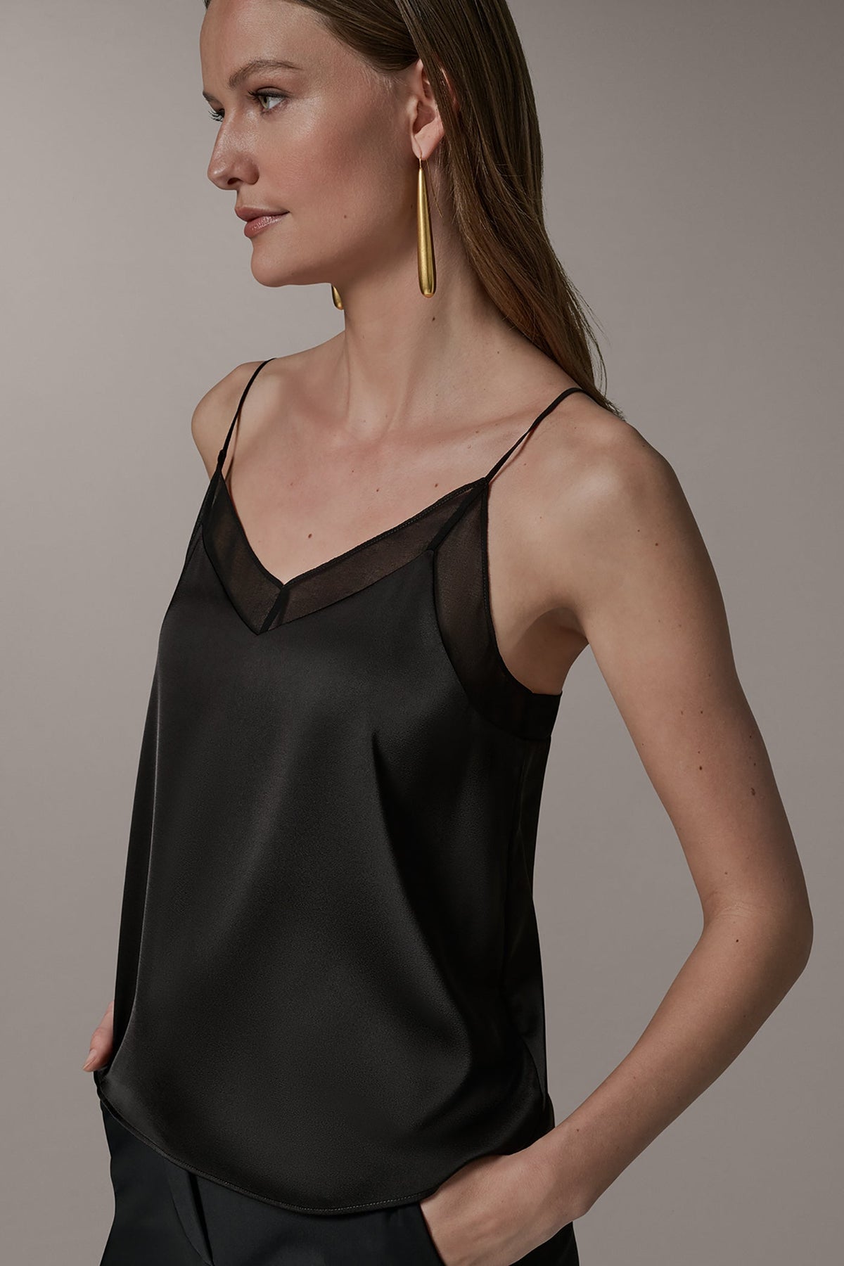 SLEEVELESS V-NECK CAMI
