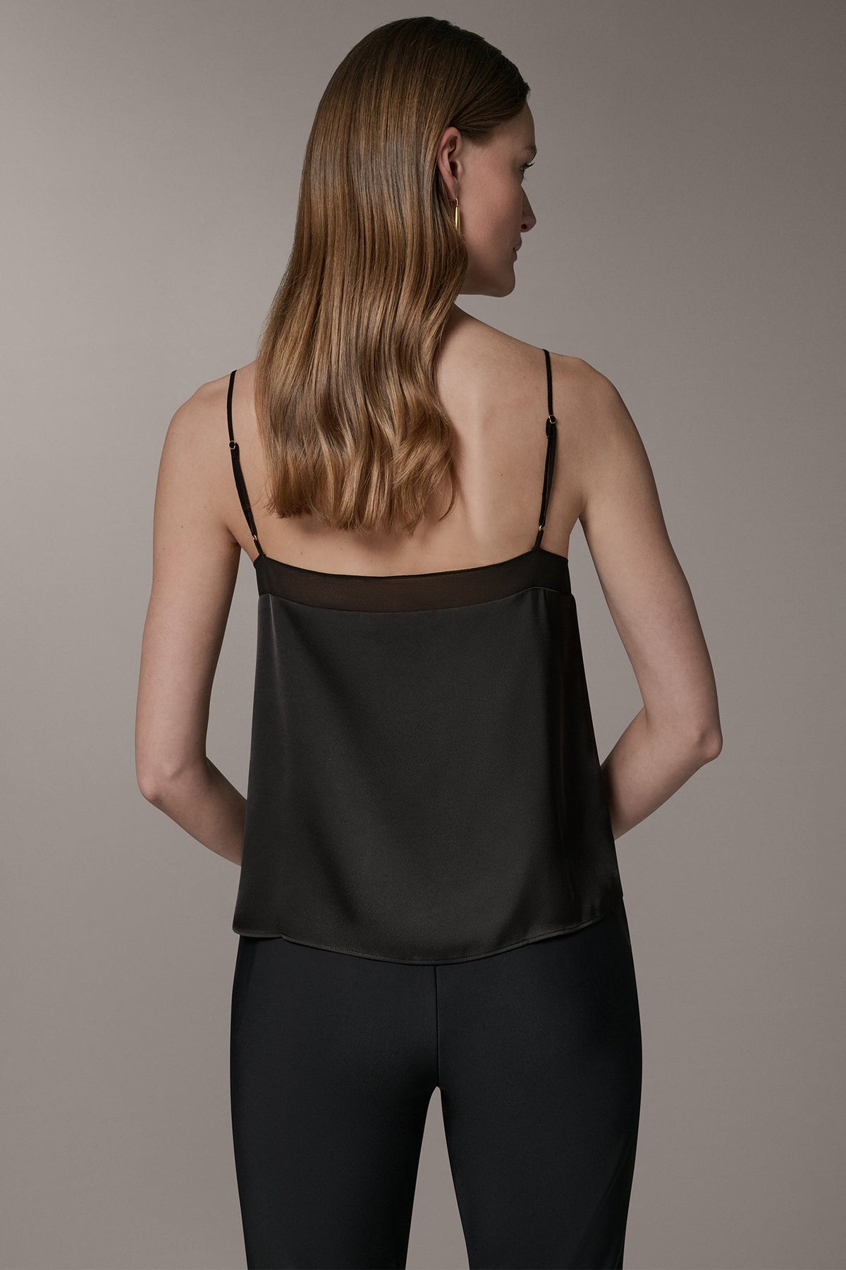 SLEEVELESS V-NECK CAMI