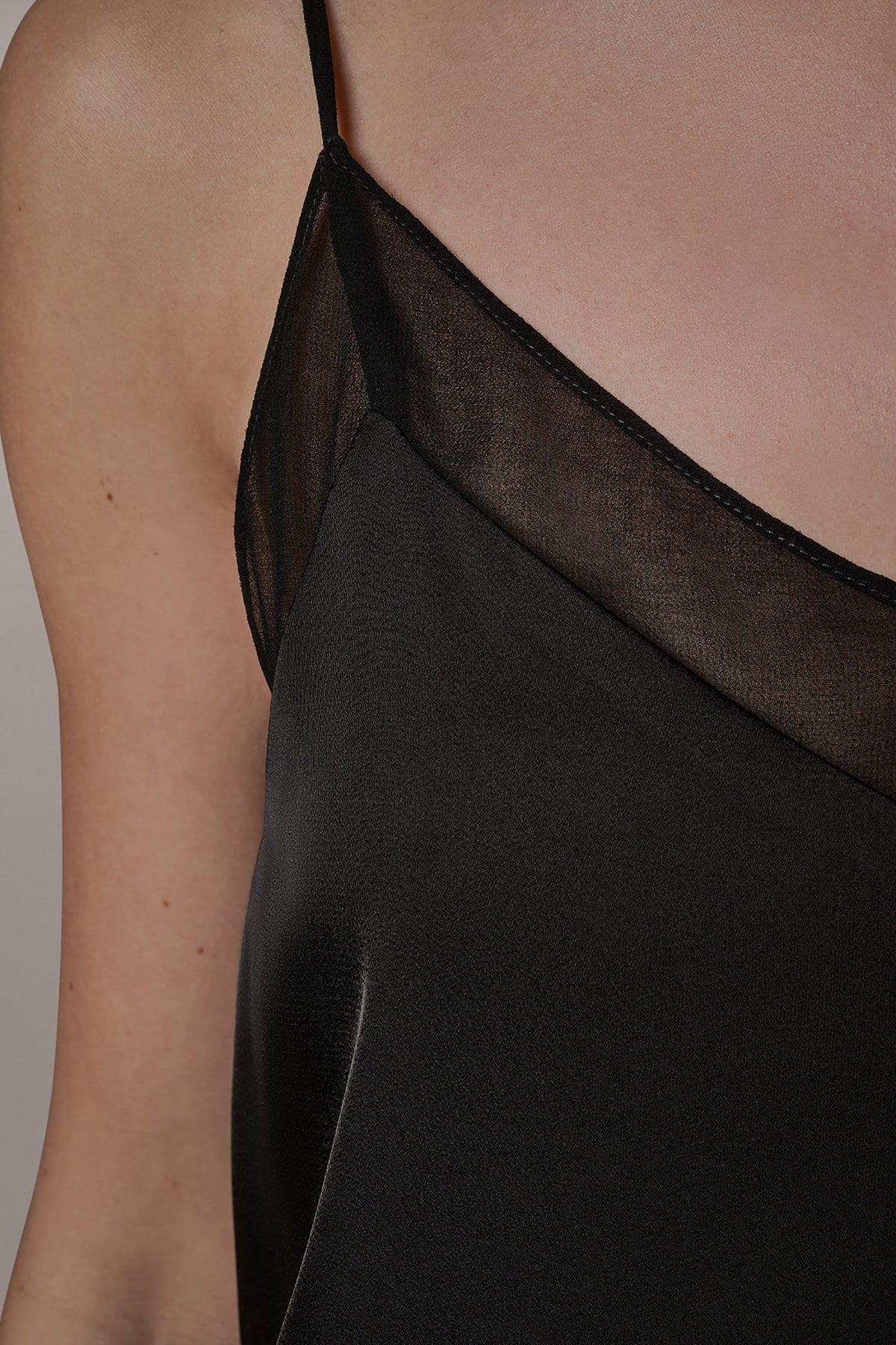 SLEEVELESS V-NECK CAMI