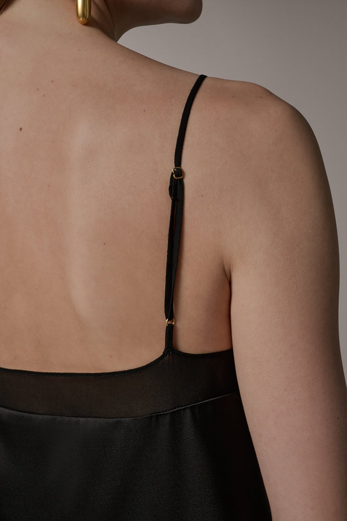 SLEEVELESS V-NECK CAMI
