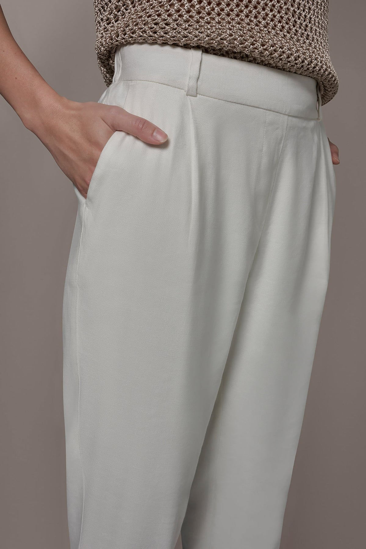 LINEN-BLEND HIGH-RISE PLEATED STRAIGHT ANKLE PANT
