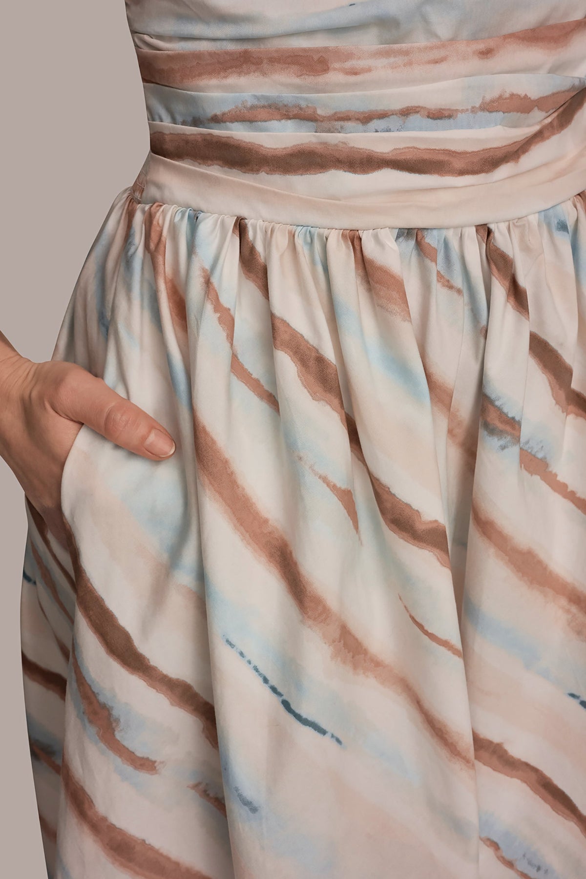 STRAPLESS PRINTED MIDI DRESS