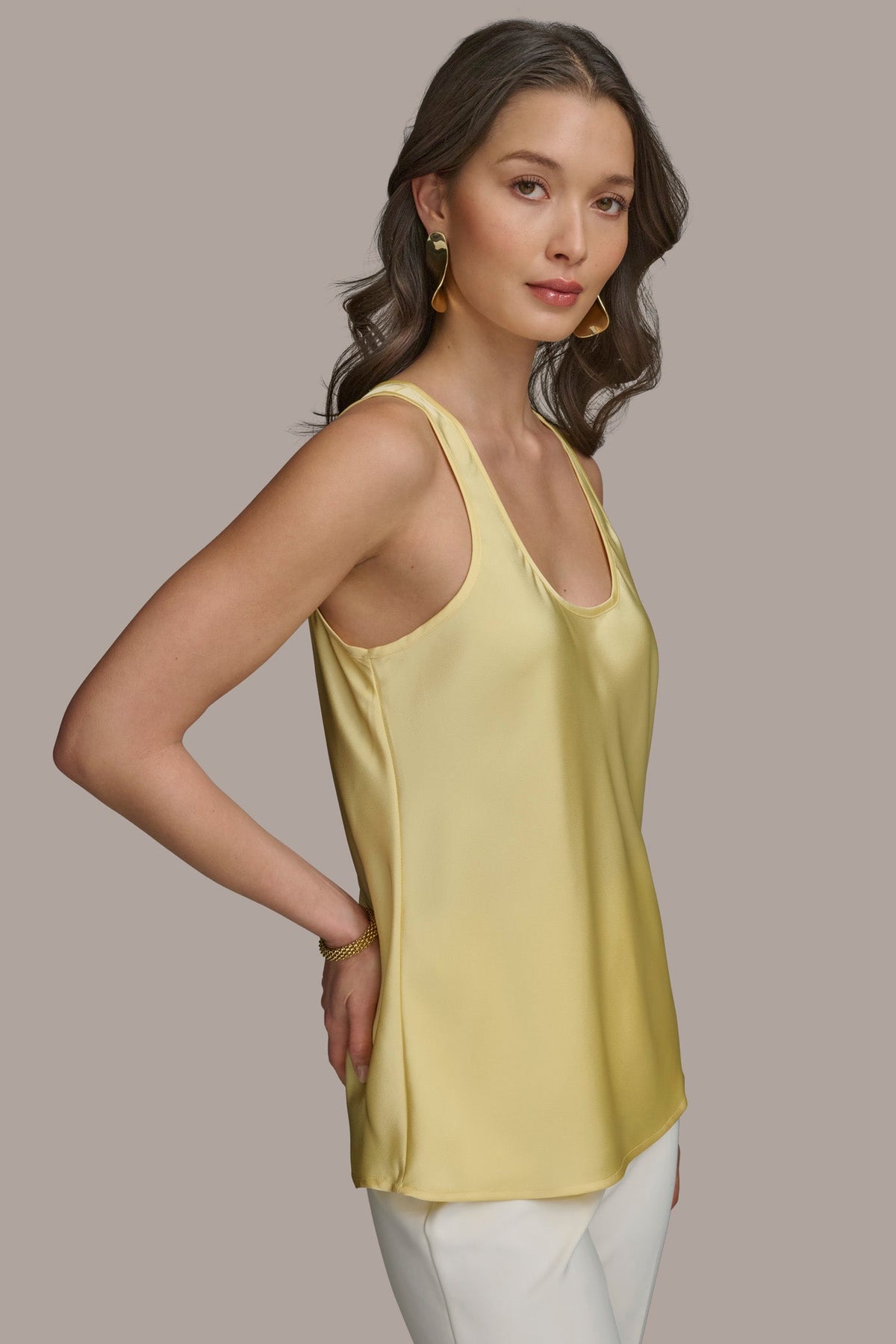 SOLID SLEEVELESS SHELL