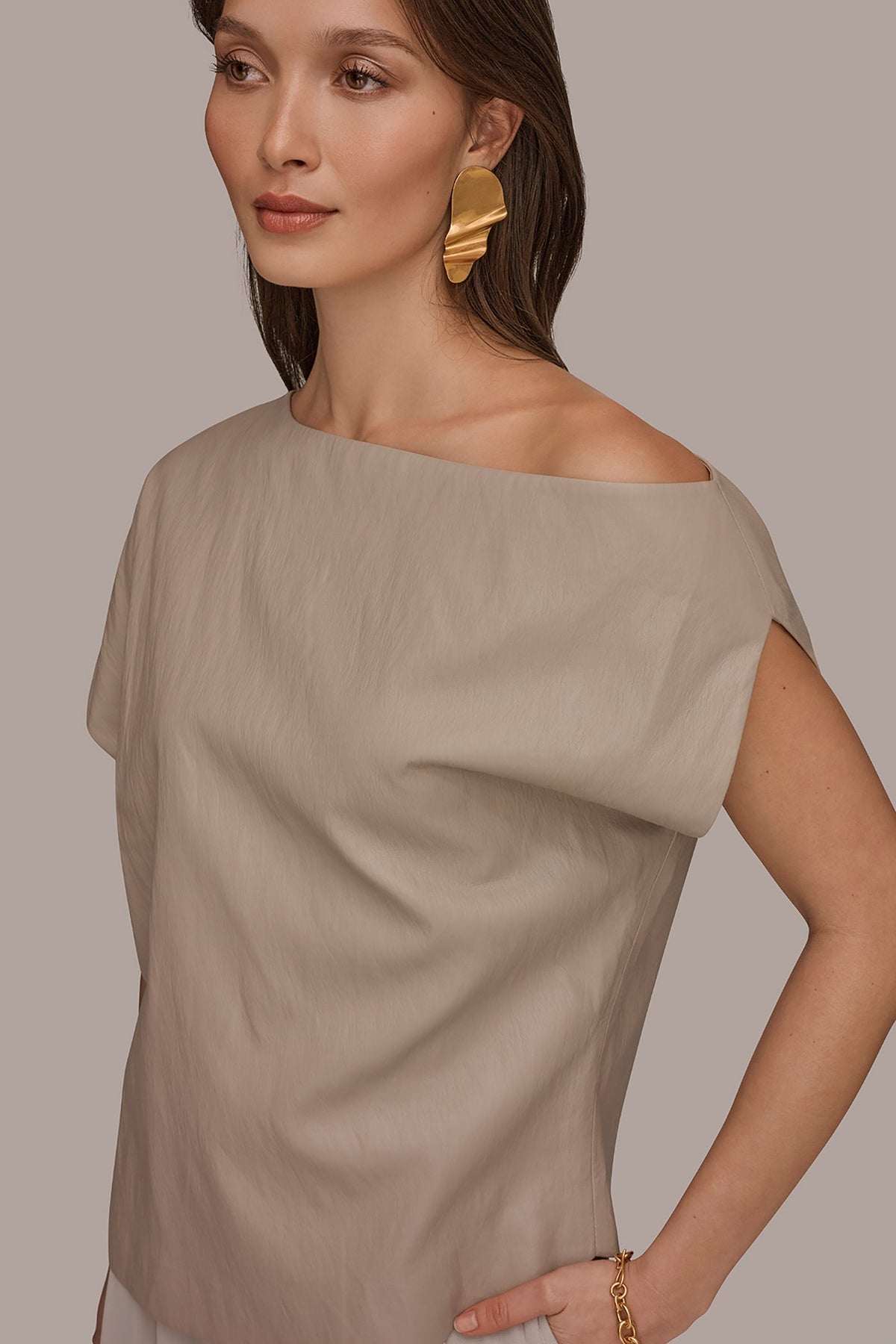 ASYMMETRIC ANGLE HEM TOP