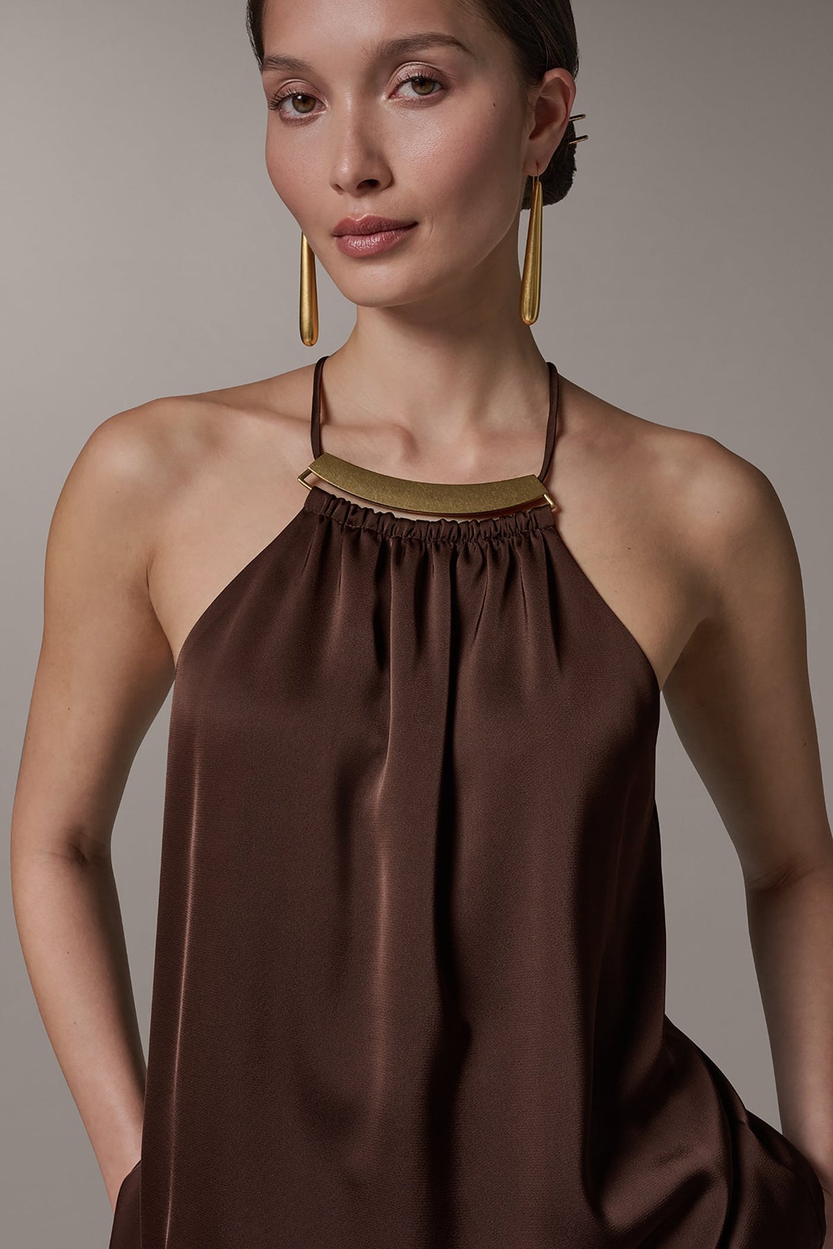 SLEEVELESS HALTER TOP