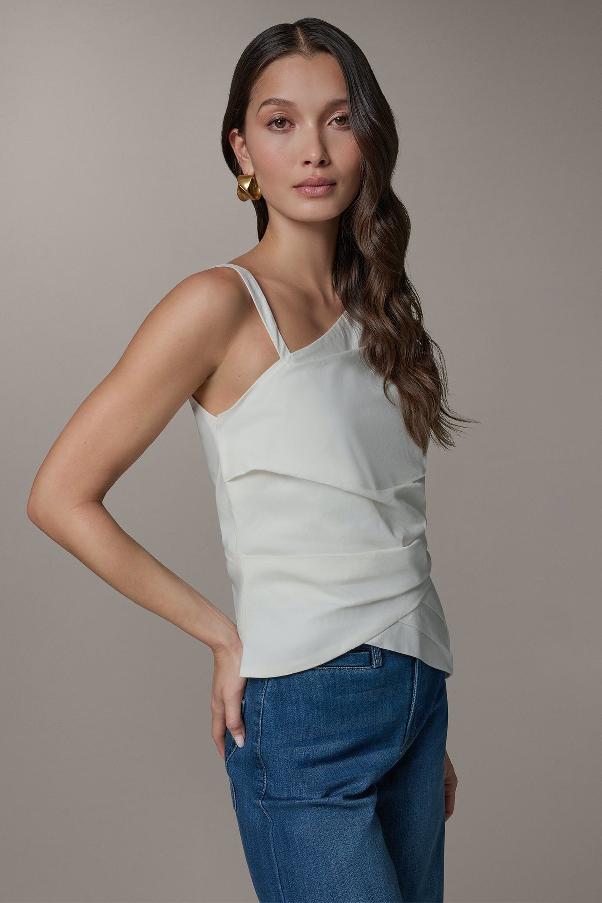 SLEEVELESS ASYMMETRIC BLOUSE
