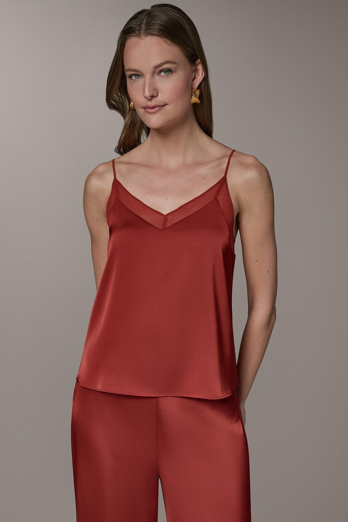 SLEEVELESS V-NECK CAMI