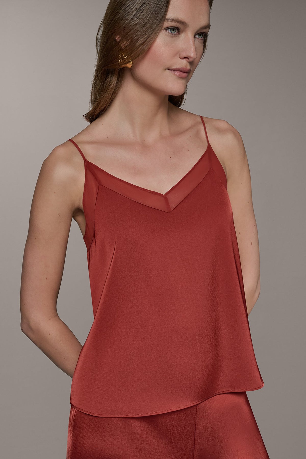 SLEEVELESS V-NECK CAMI